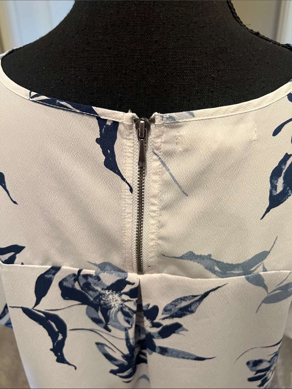 Maurices White Blouse with Navy Floral Print Size Large - Picture 8 of 10